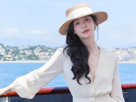 Song Hye Kyo cười tươi rói khi gặp người đặc biệt