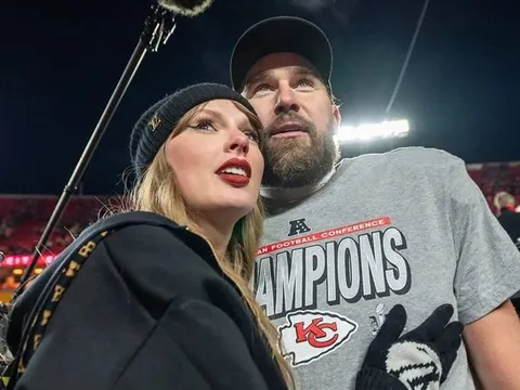 Khoảnh khắc Travis Kelce bật khóc khi nhìn Taylor Swift bước vào lễ đường được hé lộ