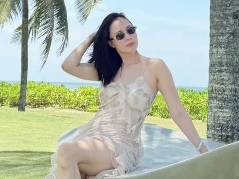 Hồng Diễm mặc váy hai dây khoe làn da trắng nõn nà ở tuổi U50