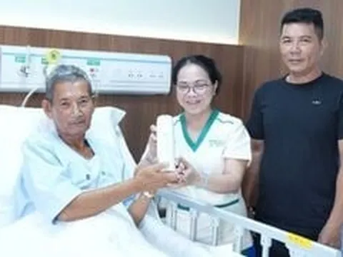 Sang Việt Nam cấp cứu vì đau sỏi mật, cụ ông Campuchia phát hiện thêm khối u gan