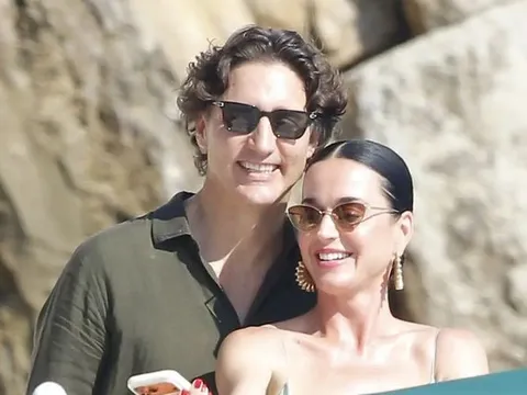 Justin Trudeau chăm sóc Katy Perry đầy tình tứ trên du thuyền