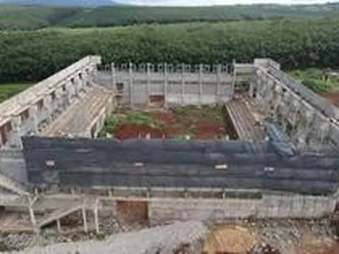 Cận cảnh nhà thi đấu ở Đắk Lắk nứt gãy một phần khi đang thi công