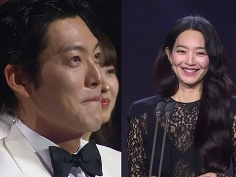 Kim Woo Bin cười ngượng ngùng khi Shin Min Ah xuất hiện trên sân khấu