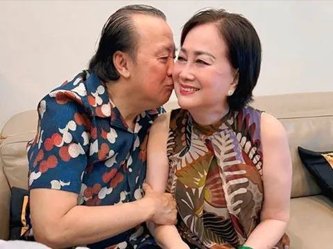 Khoảnh khắc NSƯT Bảo Quốc hôn vợ đầy ngọt ngào gây chú ý