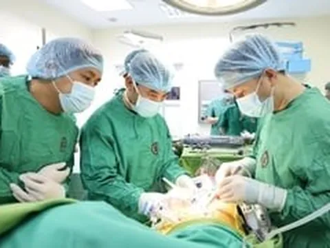 Cha 60 tuổi hiến thận cứu con trai