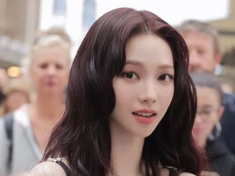 Karina (aespa) gây sốt với thái độ khi làm thủ tục xuất cảnh