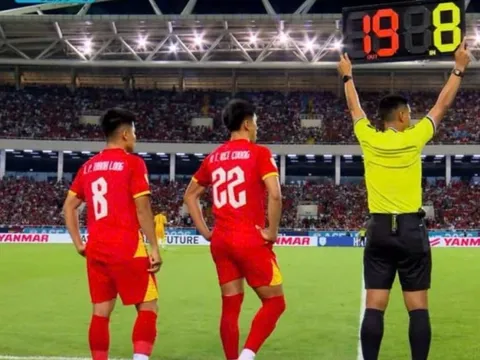Màn thay người gây tranh cãi của HLV Kim Sang-sik