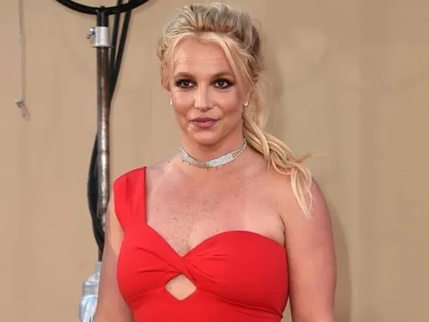 Britney Spears gặp sự cố trang phục khi đang cưỡi ngựa