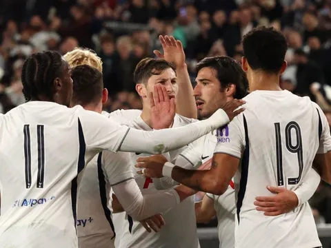 Tottenham hạ Chelsea dù chơi thiếu người