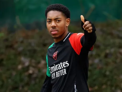 MU tính chuyện 'rút ruột' Arsenal