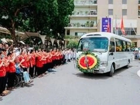 Hàng nghìn học trò xếp hàng ở bệnh viện Bạch Mai tiễn biệt GS Vũ Văn Đính
