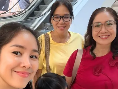 Lê Phương đưa mẹ chồng đi chơi