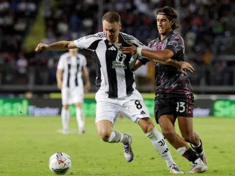 MU tranh sao Juventus với Aston Villa