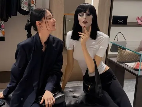 'Quốc bảo nhan sắc' Lee Young Ae gây sốt với visual như bị thời gian bỏ quên ở tuổi U60