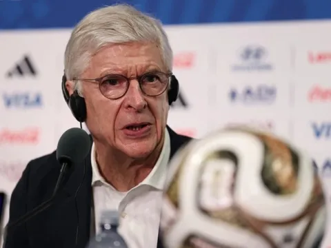 Wenger đang đánh đổi danh tiếng vì Infantino