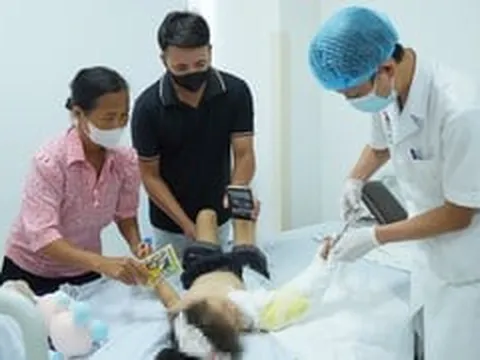 Bé 4 tuổi bị đứt rời cánh tay do áo chống nắng cuốn vào bánh xe