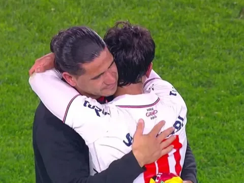 Hai cha con ôm nhau khóc khi đối đầu ở giải Uruguay