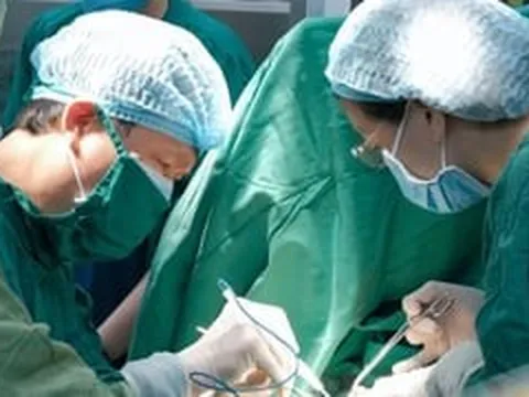 Kết quả sinh thiết lành tính, bác sĩ vẫn phát hiện ung thư trên bàn mổ