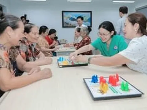 Mỗi ngày uống 5 loại thuốc, cụ bà 70 tuổi nói: 'Giá như chuẩn bị cho tuổi già từ tuổi 40'