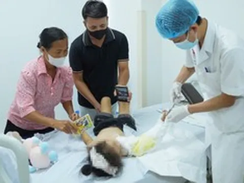 Bé gái 4 tuổi bị chấn thương nặng do áo chống nắng mắc bánh xe máy, bác sĩ đưa ra cảnh báo