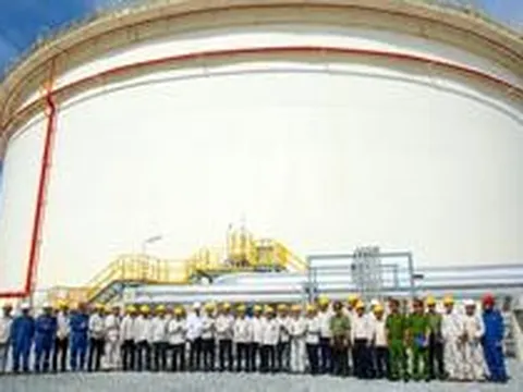 Khoảnh khắc mở van công trình khổng lồ, nâng sức chứa dầu thô Nhà máy lọc dầu đầu tiên của Việt Nam lên 585.000 m³