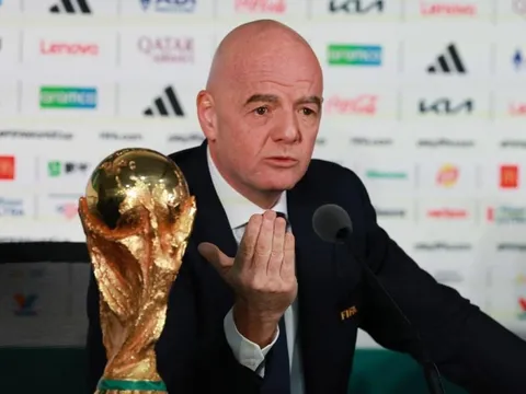 Chủ tịch FIFA bị cáo buộc tống tiền