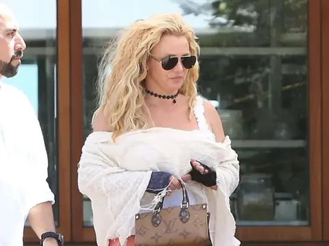 Britney Spears diện váy ren xuyên thấu sau khi gây tranh cãi vì hành động trên xe