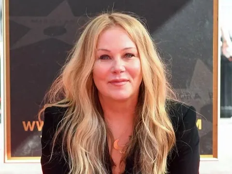 Christina Applegate xuất viện sau gần 4 tháng điều trị