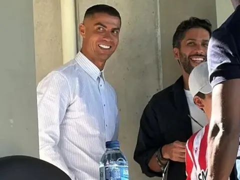 Ronaldo 'chiếm sóng' trong trận thua trắng của Al Nassr