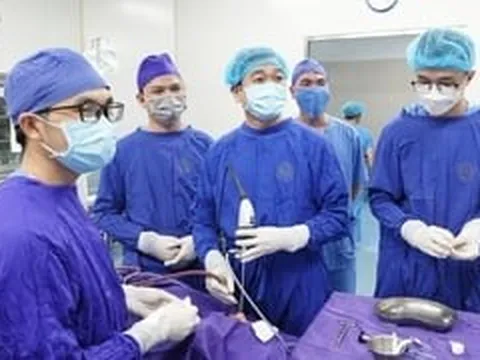Tưởng cận thị và nóng trong, bé gái suýt mất thị lực vì khối u hiếm