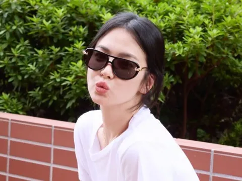 Song Hye Kyo đẹp như nữ thần chỉ với áo thun trắng và quần jeans