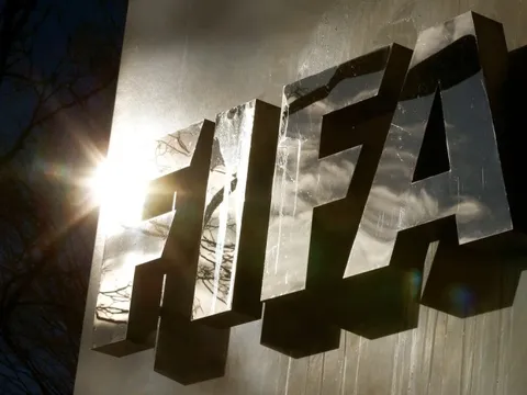 Chiếc mặt nạ của FIFA trong vụ Super League