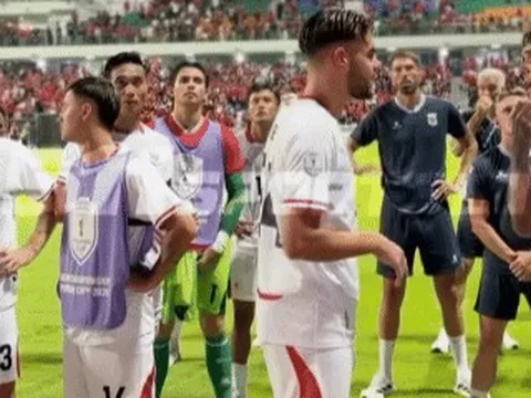 Cầu thủ Indonesia cãi vã với CĐV sau cú sốc bị loại