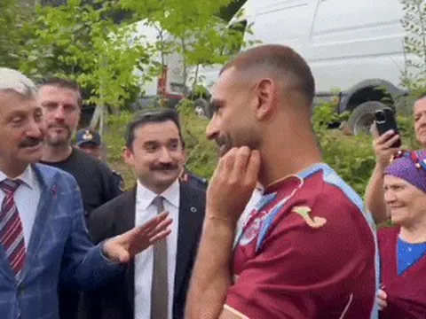 Salah bối rối nhận món quà lạ khi gia nhập Trabzonspor