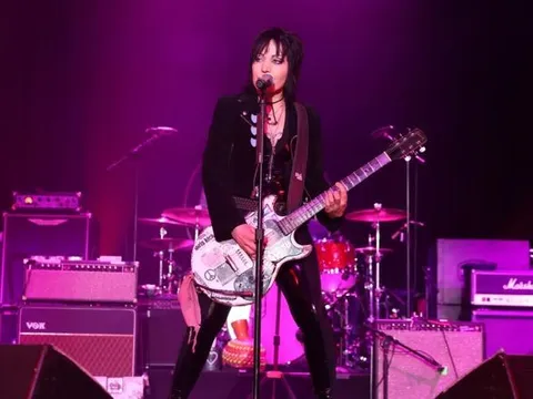'Huyền thoại nhạc rock' Joan Jett phẫu thuật cột sống ở tuổi 67