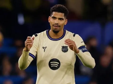 Araujo tới Liverpool