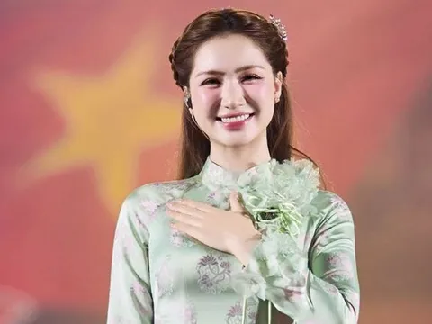 Hòa Minzy đón nhận tin mừng