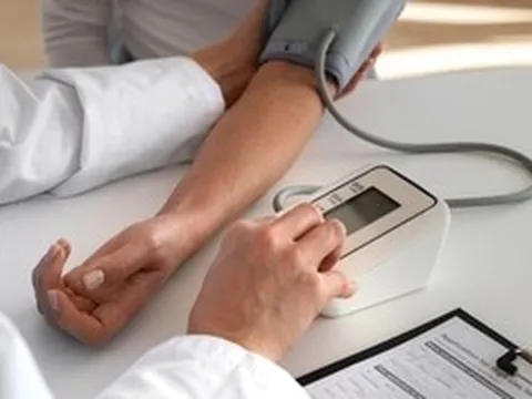 Tuổi 40 tưởng còn khỏe lại là lúc bệnh mạn tính bắt đầu