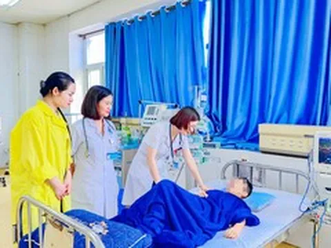 Đưa con đi bơi, nữ bác sỹ kịp thời ép tim cứu bé trai bị đuối nước