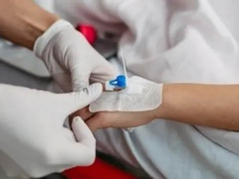 Trả giá đắt bởi thói quen 'cứ mệt là truyền nước'