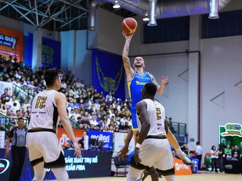 Dakota Zinser bùng nổ, Ho Chi Minh City Wings hạ Saigon Heat