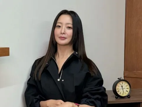 'Quốc bảo nhan sắc' Kim Hee Sun gây sốt với vẻ đẹp ở tuổi 49