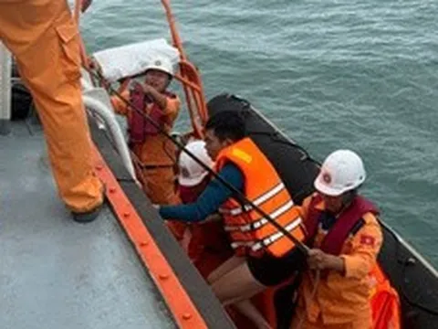 Cứu sống 2 người trong nhóm du khách gặp nạn khi tham quan Mũi Nghê, Đà Nẵng