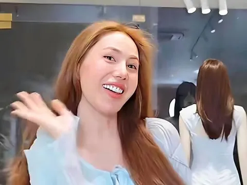 'Thủy Tiên mặc đầm cưới, chụp hình lén lén lút lút'