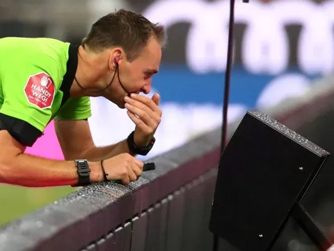 UEFA muốn VAR bớt can thiệp