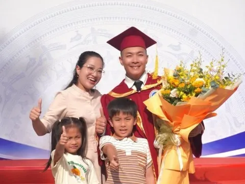 Nghệ sĩ xiếc Quốc Cơ nhận bằng thạc sĩ sau 10 năm theo đuổi con đường học tập