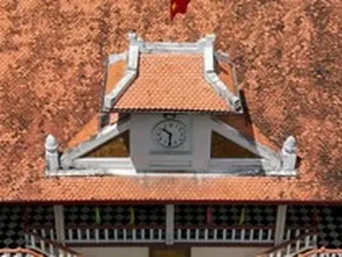 Độc lạ chiếc đồng hồ trăm tuổi gắn với ngôi trường hơn 120 năm ở TPHCM