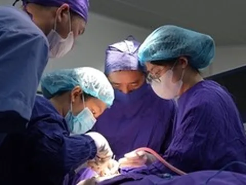 Nuốt miếng cơm to để chữa hóc xương cá, người đàn ông thủng thực quản