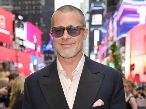 Brad Pitt bị bắt gặp sử dụng đồ uống có cồn tại đám cưới Taylor Swift