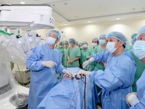 Chuyên gia Trung Quốc giảng huấn phẫu thuật bằng robot tại Huế